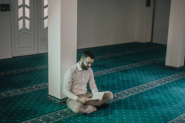 Mescid Haram Namaz Kılan Kur Okuyan Müslümanlar — Stok fotoğraf