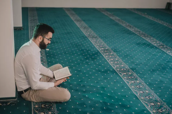 Muslimischer Mann Betet Und Liest Koran Moschee — Stockfoto