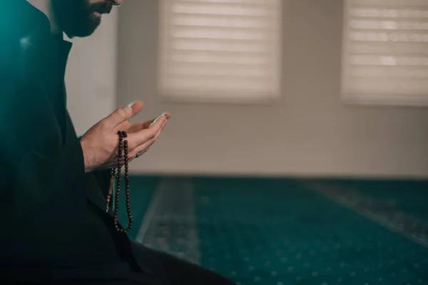 穆斯林男子在清真寺祈祷和诵读 古兰经 图库照片