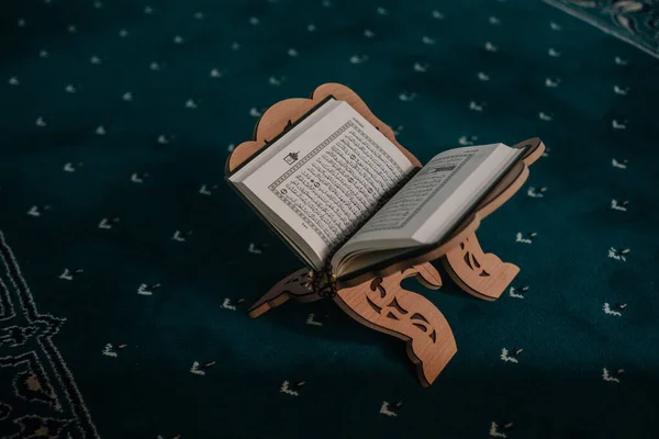 Мусульманин Молящийся Читающий Коран Мечети Стоковое Изображение