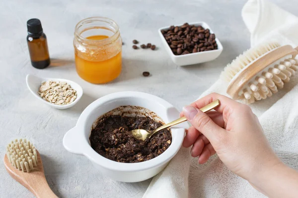 Tubuh Buatan Sendiri Digosok Dengan Kopi Tanah Madu Dan Oatmeal — Stok Foto