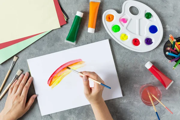 Mujer Pintando Mano Arco Iris Cuaderno Bocetos Con Pincel Para — Foto de Stock