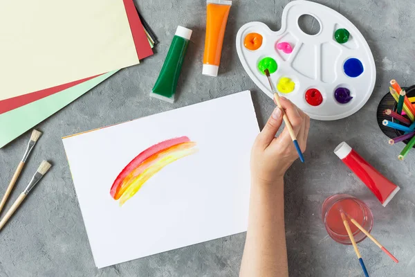 Mujer Pintando Mano Arco Iris Cuaderno Bocetos Con Pincel Para — Foto de Stock