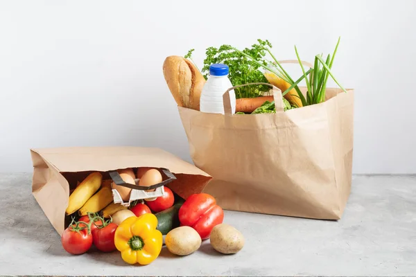 Caixa Compras Papel Cheia Vegetais Orgânicos Frescos Produtos Mercearia Mesa — Fotografia de Stock