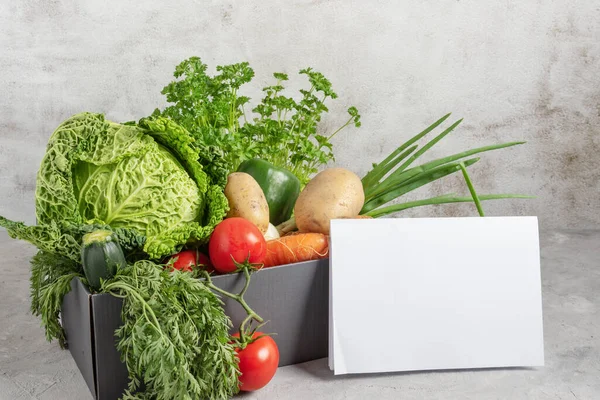 Caixa Papelão Cheia Vegetais Orgânicos Frescos Mercado Local Mesa Cinza — Fotografia de Stock