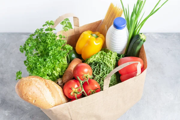 테이블에 유기농 야채와 식료품으로 Eco Shopping Food Deliveration — 스톡 사진