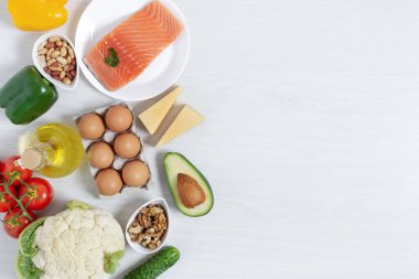 Beyaz ahşap masada ketojenik diyet üst görünümü için malzemeler. Sağlıklı beslenme, diyet iyi yağlar ve proteinler..