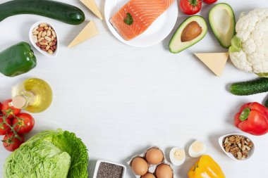 Beyaz ahşap masada ketojenik diyet üst görünümü için malzemeler. Sağlıklı beslenme, diyet iyi yağlar ve proteinler..