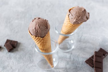 Gri arka planda cam bir kavanozda waffle külahında çikolatalı dondurma. Yaz tatlısını tazeliyorum.. 