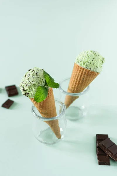 Scoops Mintglass Med Chokladsmulor Våffla Koner Ljusgrön Bakgrund Sommar Uppfriskande — Stockfoto