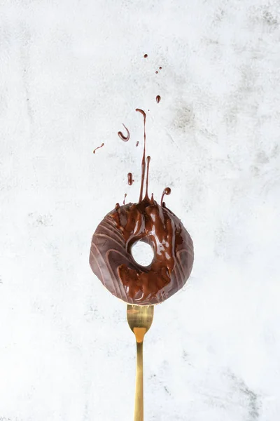 Пончик Вилке Шоколадной Глазурью Сером Фоне Реклама Сладких Продуктов Питания — стоковое фото