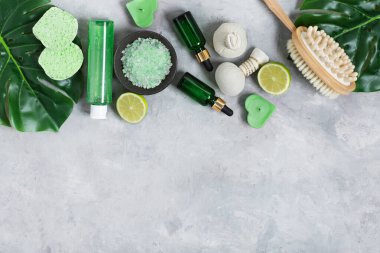 Masaj için organik limon spa ürünleri ve gri beton arka planda cilt bakımı. Spa tedavi arkaplanı.