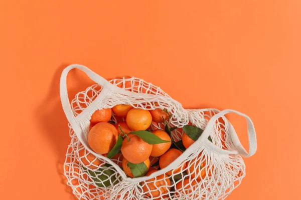 Tangerines Mesh Shopping Bag Vue Dessus Sur Fond Orange Concept — Photo