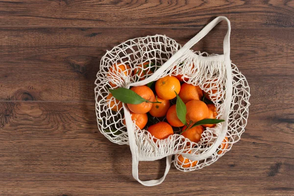 Tangerines Maille Sac Shopping Vue Sur Dessus Sur Fond Bois — Photo