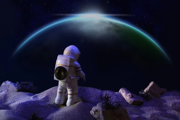 Astronauta Con Una Tuta Spaziale Che Guarda Galassia Concetto Viaggio — Foto Stock