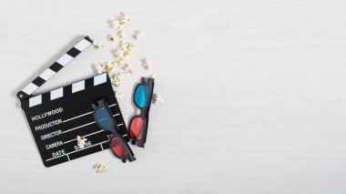 Sinema alkışları, renkli 3D gözlükler ve beyaz ahşap arka plan manzaralı patlamış mısır. Sinema arkaplanı.