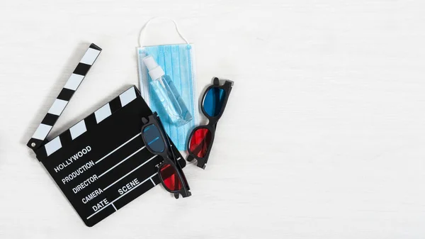Cinema Clapperboard Gafas Colores Virus Máscara Protectora Desinfectante Manos Sobre — Foto de Stock