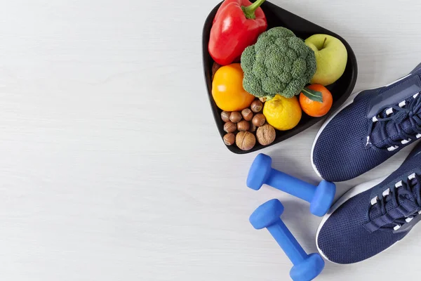 Tigela Forma Coração Com Legumes Frutas Nozes Equipamentos Ginástica Esportiva — Fotografia de Stock