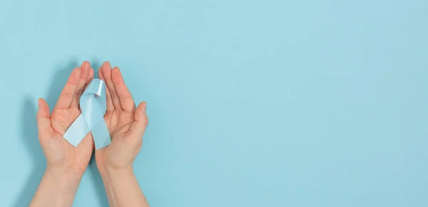 Vrouwenhanden Met Blauw Lint Als Symbool Van Diabetes Een Blauwe — Stockfoto