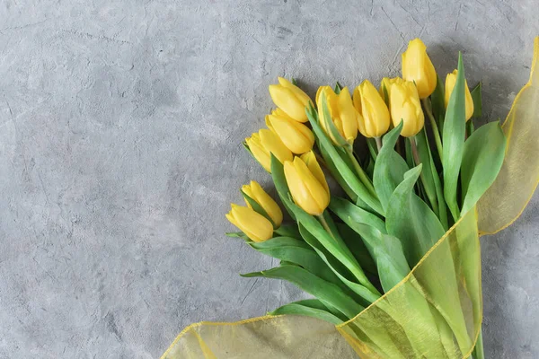Gri Arka Planda Sarı Bahar Lale Çiçekleri Yılın Modern Renklerinde — Stok fotoğraf
