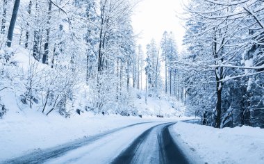 Dağlık bir ormanda karlı kış yolu. Güzel kış manzarası.