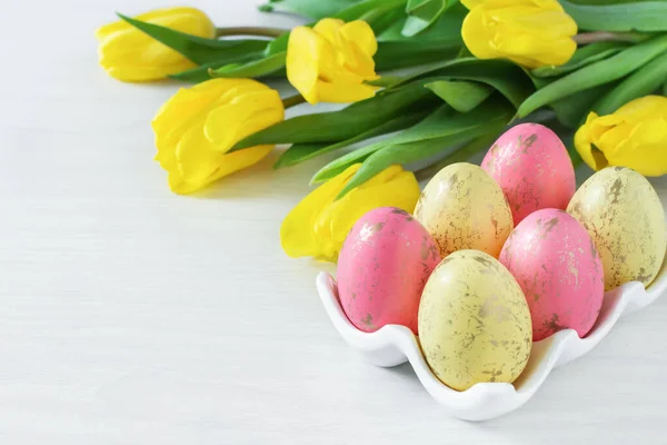Bouquet Fiori Tulipano Giallo Primaverile Uova Pasqua Colorate Sfondo Bianco — Foto Stock
