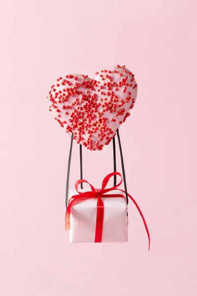 Творческая Композиция Пончиком Форме Сердца Виде Воздушного Шара Подарком Розовом — стоковое фото