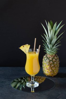 Siyah arka planda cam içinde ananas suyu. Ananas kokteyli ile yaratıcı hayat.