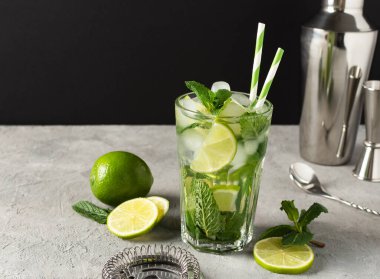 Buzlu mojito kokteyli, taze nane ve limon. Mojito grink yapmak için gerekenler ve çubuk araçları.