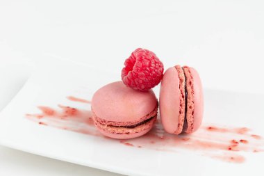 Beyaz arka planda ahududu kurabiyesi tatlısı. Reçelli Fransız kurabiyesi..