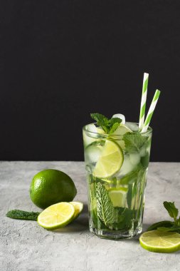 Buzlu mojito kokteyli, taze nane ve limon. Bir bardak soğuk mojito..