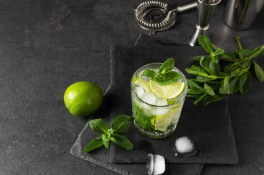 Buzlu mojito kokteyli, taze nane ve siyah üzerine limon. Egzotik mojito içeceği..