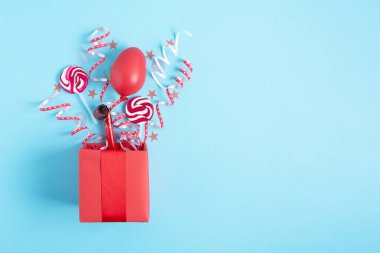 Pastel mavi arka plan manzaralı doğum günü partisi dekorasyonlu hediye kutusu. Hediyeli doğum günü partisi hediyesi..