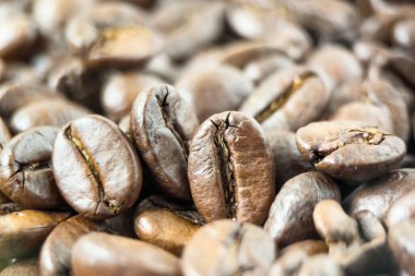 Kavrulmuş kahve çekirdekleri yakın plan. Kahve çekirdeğinin makro fotoğrafı..
