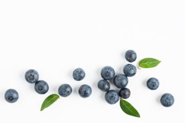 Taze yaban mersini arka plan görüntüsü. Böğürtlenli beyaz arka plan. Yaz zamanı..