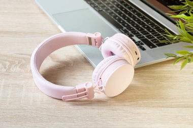 Laptop ve kulaklık ahşap masada. Çalışma ya da çalışma masası. E-öğrenme eğitimi.