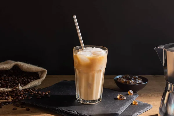 Café Gelado Com Leite Copo Sobre Fundo Preto Refrigerante Frio — Fotografia de Stock