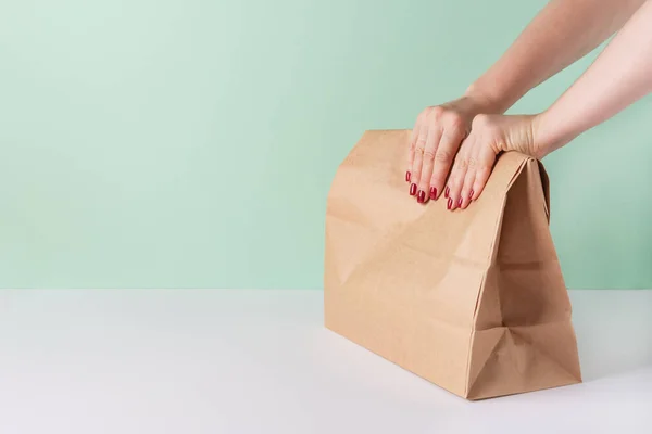 Женщина Держит Бумажный Пакет Едой Вынос Экологичная Упаковка Услуга Доставки — стоковое фото