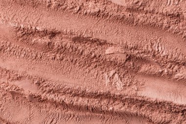 Kuru kırmızı kozmetik kil dokusu ve fırça darbesi üst görüşü. Pembe kozmetik kil veya göz farının soyut arkaplanı.