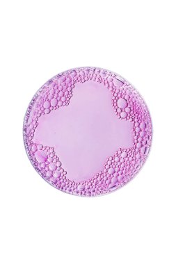 Beyaz arka planda izole edilmiş kozmetik serumlu soyut petri kapları. Bilim kozmetik laboratuarı konsepti. Kozmetik araştırmaları, cilt bakım ürünleri.