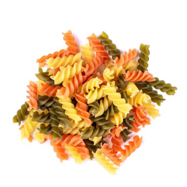 Beyaz arka planda izole edilmiş üç renkli Fusilli glütensiz makarna yığını. İtalyan renkli makarna..