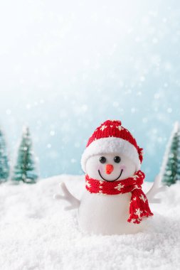 Kış manzarasında duran mutlu kardan adamla Noel arkaplanı. Noel tebrik kartı. Kış zamanı.
