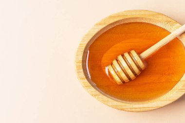 Tahta ballı ballı bir kasede sağlıklı organik bal. Tatlı bal sağlıklı tatlı.