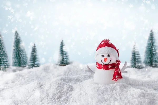 Kerst Achtergrond Met Vrolijke Sneeuwpop Staan Het Winterlandschap Kerstkaart Wintertijd — Stockfoto