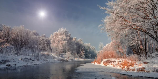 Frosty misty morning on the rive — стоковое фото