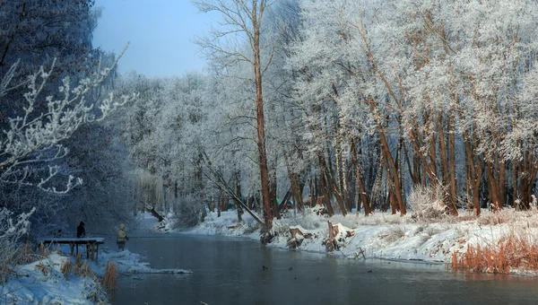 Calma mañana helada pescadores ir a pescar —  Fotos de Stock