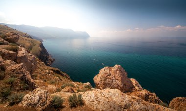 Güzel bir güneşli kıyı şeridi, uçurumlar ve deniz manzarasına