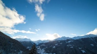 Gün gece timelapse Alpler üzerinden için