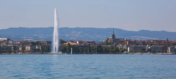 Fonte de Genebra e horizonte da cidade panorâmica — Fotografia de Stock