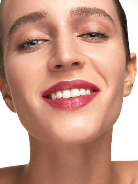 Mooie jonge vrouw make-up close-up proces — Stockfoto